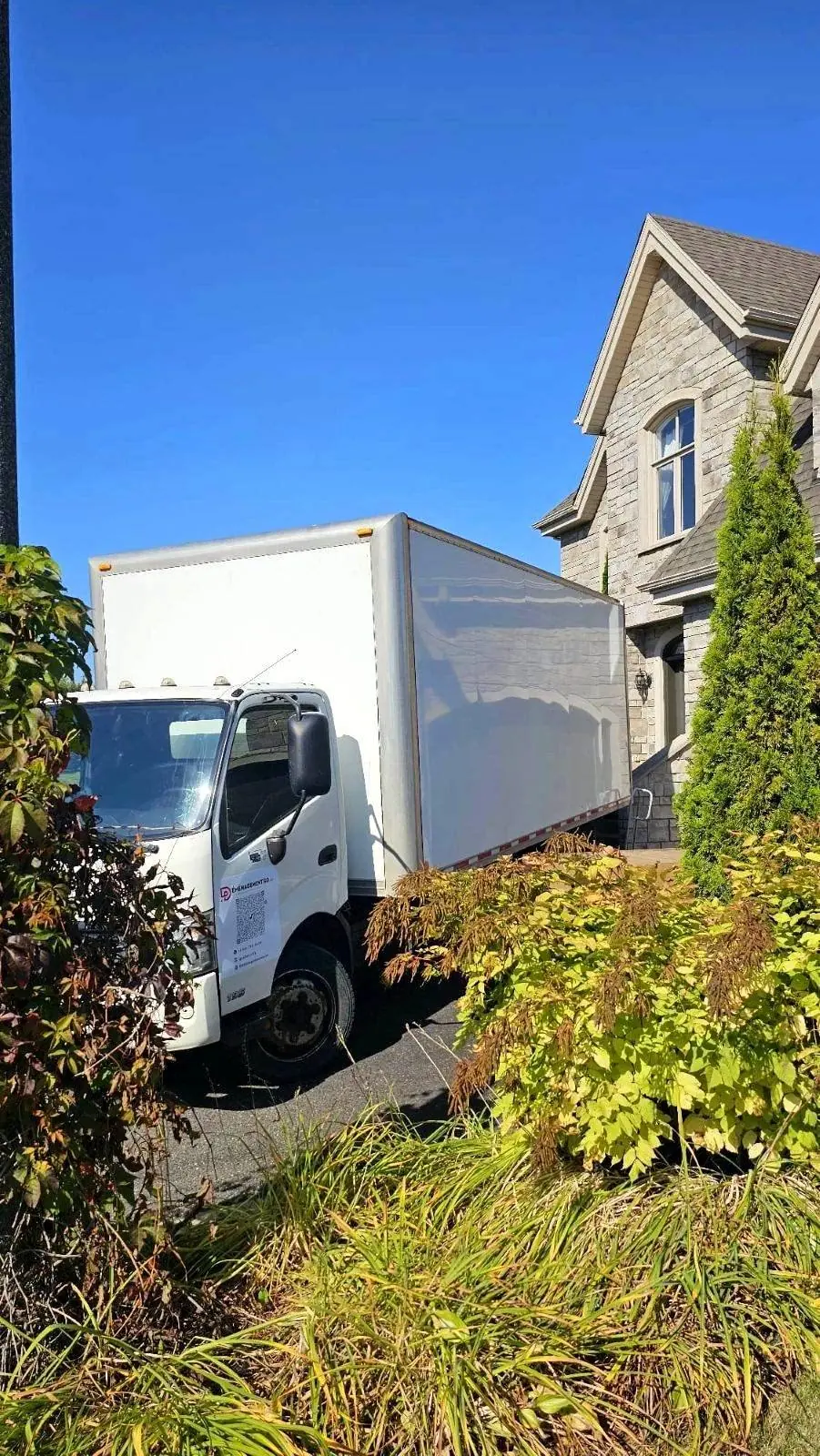 Camion de déménagement dans une entrée résidentielle