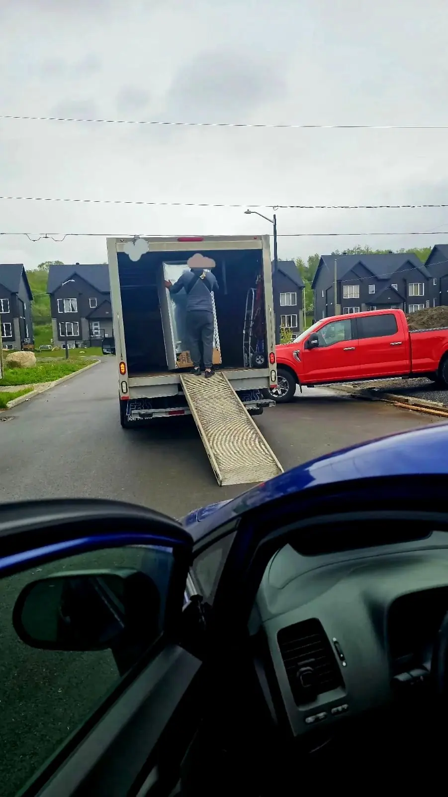 Déménageur transportant un meuble protégé vers le camion
