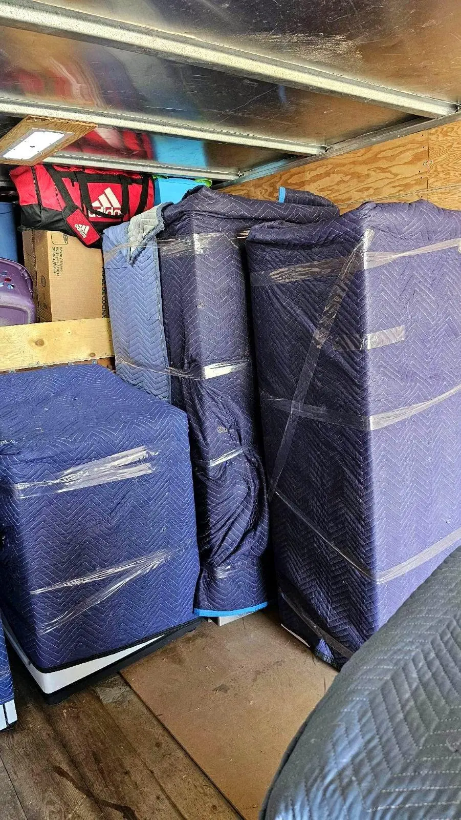 Meubles enveloppés dans des couvertures et du film de protection