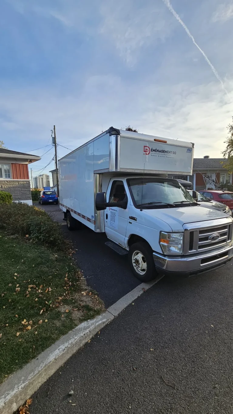 Camion de Déménagement Solution Pro stationné devant une résidence à Québec