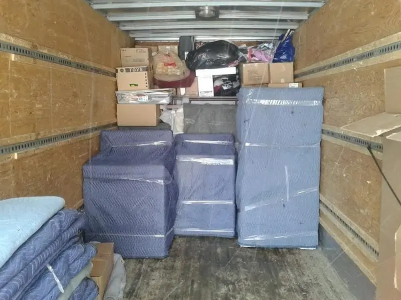 Meubles protégés et boîtes rangés dans un camion