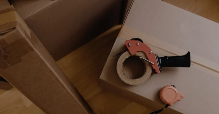 Cartons de déménagement avec ruban adhésif et ruban à mesurer